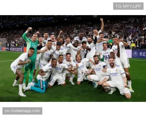 特写：马赛市街头，为纪念球队1993年欧冠夺冠的壁画完成翻新